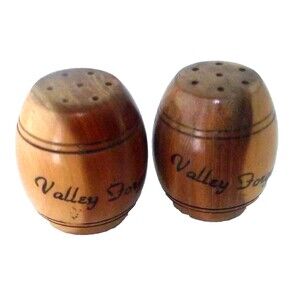 Valley Forge Salt Pepper Shakers Wood Barrels PA 1940s Vintage Souvenir Tourist